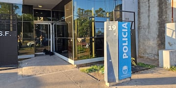 Varios proyectiles impactaron contra la fachada de la seccional de bulevar Seguí al 5300.