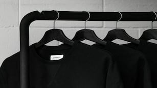Cómo devolverle el color negro a la ropa: el trucazo casero que la deja como nueva