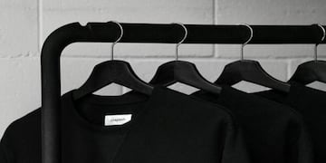 Cómo devolverle el color negro a la ropa: el trucazo casero que la deja como nueva
