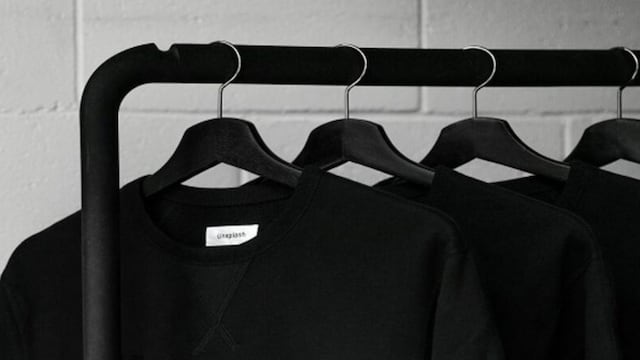 Cómo devolverle el color negro a la ropa: el trucazo casero que la deja como nueva