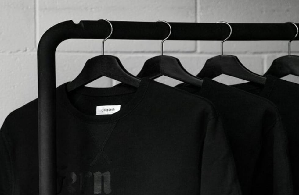 Cómo devolverle el color negro a la ropa: el trucazo casero que la deja como nueva