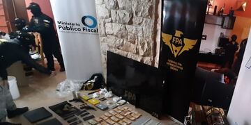 Hallaron más de 20 mil dólares y ocho millones de pesos.