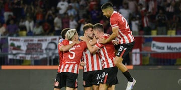 Estudiantes de La Plata goleó 3-0 a Vélez y Talleres se quedó sin final (Fotobaires).