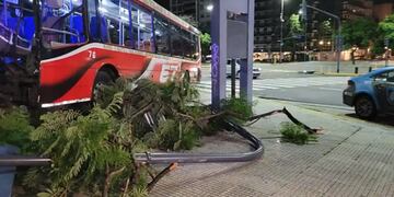 Así quedó uno de los colectivos involucrado en el choque.