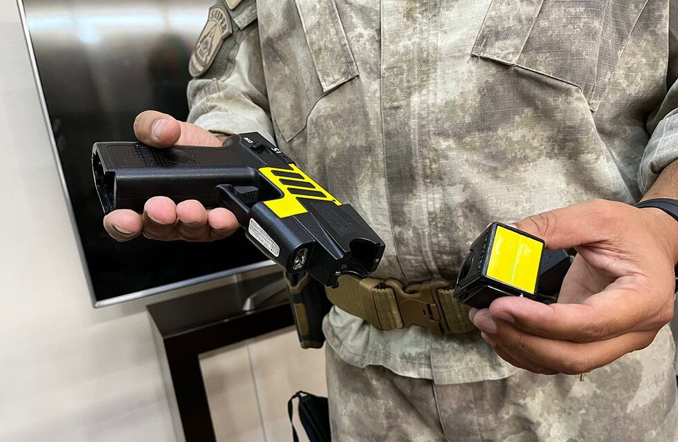 El Gobierno de Santa Fe prepara la compra de pistolas Taser para la policía