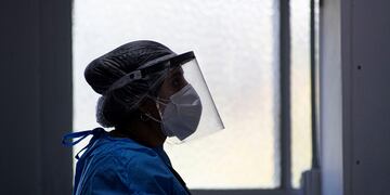Una trabajadora sanitaria con protección frente al coronavirus. (Foto: PATRICIO MURPHY / ZUMA PRESS / CONTACTOPHOTO)