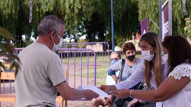 La Municipalidad de Godoy Cruz ha dispuesto varios puntos de conectividad donde se puede tramitar la vacunación Covid-19 online. Gentileza MGC