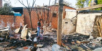 Puerto Iguazú: denunció que le prendieron fuego la casa por venganza.