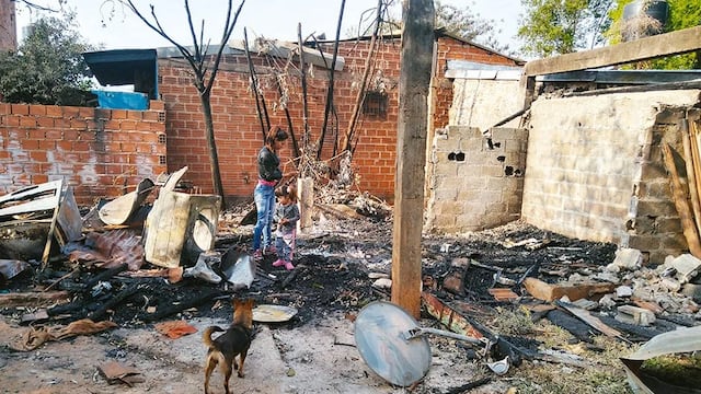 Puerto Iguazú: denunció que le prendieron fuego la casa por venganza.