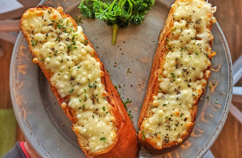 Cómo hacer pan de ajo sin levadura y sin horno: receta fácil con pocos ingredientes y lista en solo 20 minutos