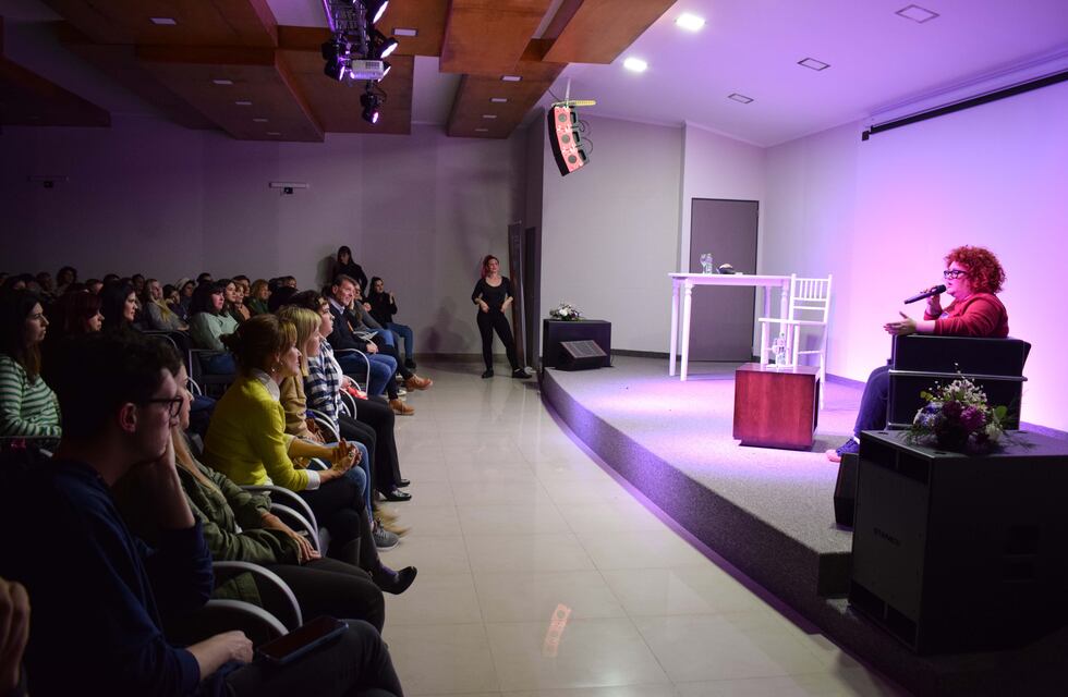 Sol Despeinada disertó ante un Espacio Cultural del SEOM repleto