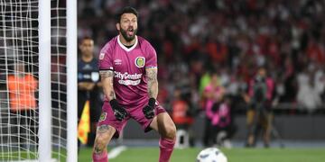 El arquero de 38 años rechazó los tres primeros remates millonarios.