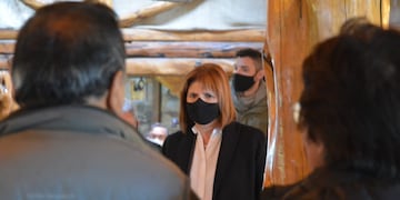 Patricia Bullrich se juntó con vecinos víctimas de la RAM en Bariloche.