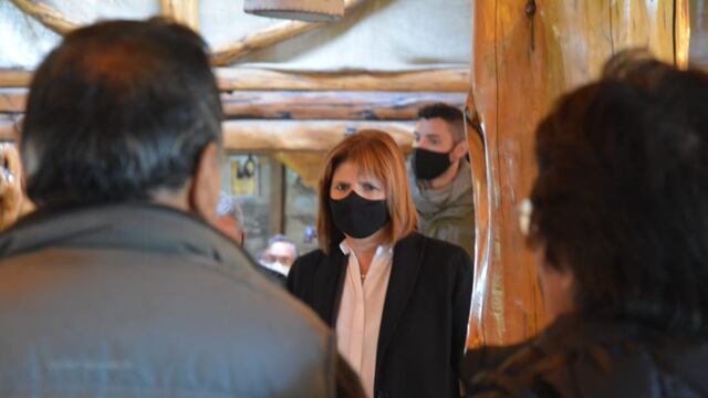 Patricia Bullrich se juntó con vecinos víctimas de la RAM en Bariloche.