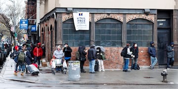 Fila en un comedor de Nueva York, en Estados Unidos. (Foto: EFE)