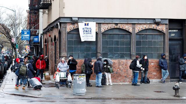 Fila en un comedor de Nueva York, en Estados Unidos. (Foto: EFE)