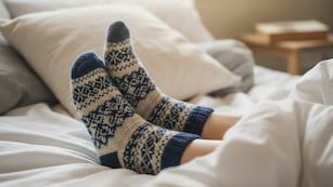 Qué significa dormir con medias sin importar si es verano o invierno, según la psicología