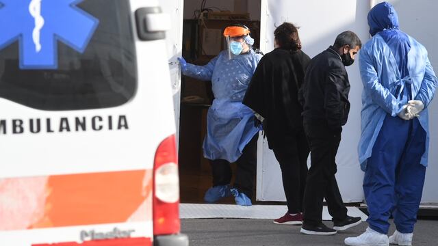 El hospital San Antonio de Padua de Río Cuarto y su carpa prehospitalaria para pacientes con síntomas.