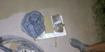 La policía encontró más de un kilo de marihuana entre la ropa del conductor.