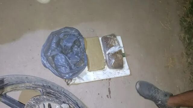 La policía encontró más de un kilo de marihuana entre la ropa del conductor.