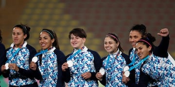Yamila Rodríguez junto a sus compañeras luego de ganar la medalla de plata en fútbol femenino en los Juegos Panamericanos de Lima 2019\u002E (REUTERS/Susana Vera)