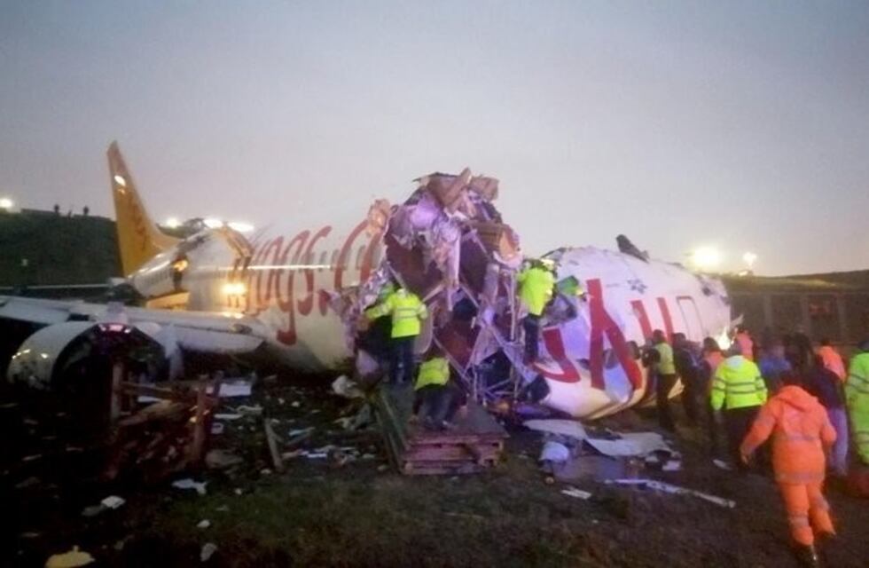 Un avión se partió en tres al aterrizar en Estambul: hay un muerto y 157 heridos
