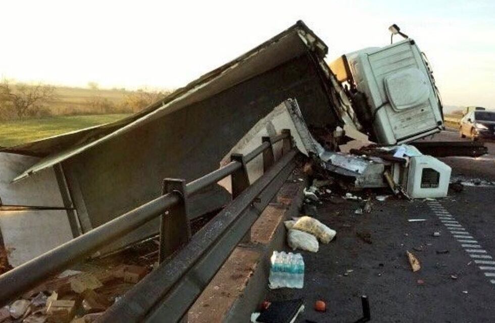 Un camión quedó colgado del guardarrail en la Ruta 9 a la altura de Arroyo El Tala