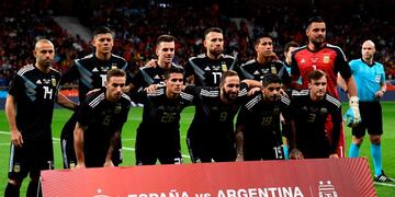 La Selección Argentina utilizó el kit suplente para el amistoso ante España\u002E / AFP PHOTO / GABRIEL BOUYS