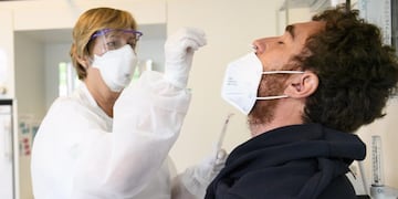 Lausanne (Switzerland), 15/07/2020\u002E- A health worker collects a nose swab sample for a polymerase chain reaction (PCR) test at the coronavirus testing facility of Unisante during the coronavirus disease (COVID-19) outbreak, in Lausanne, Switzerland, 15 July 2020 (issued 16 July 2020)\u002E (Suiza, Estados Unidos) EFE/EPA/LAURENT GILLIERON
