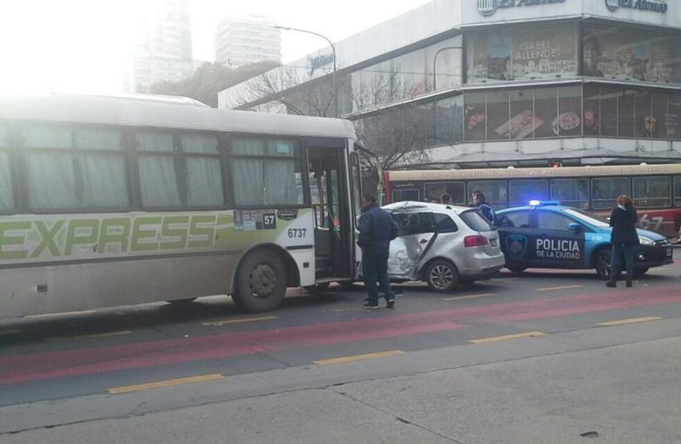 Choque entre un colectivo y un auto en Belgrano: hubo cuatro heridos y demoras en el Metrobus