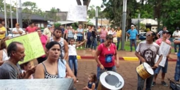 Los vecinos se concentraron en el acceso al edificio de la Ceel\u002E