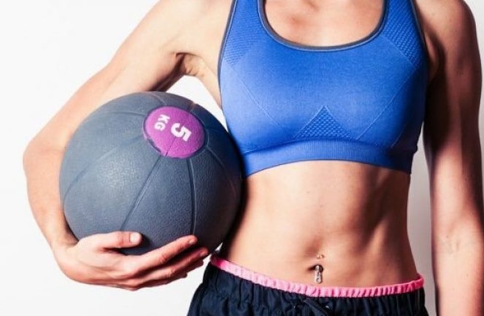 Ejercicios que podes hacer con una pelota medicinal para fortalecer brazos y hombros