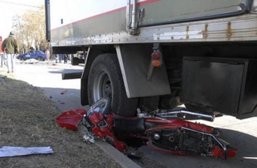 Siniestro vial en Santa Rosa: murió un motociclista al chocar contra un camión