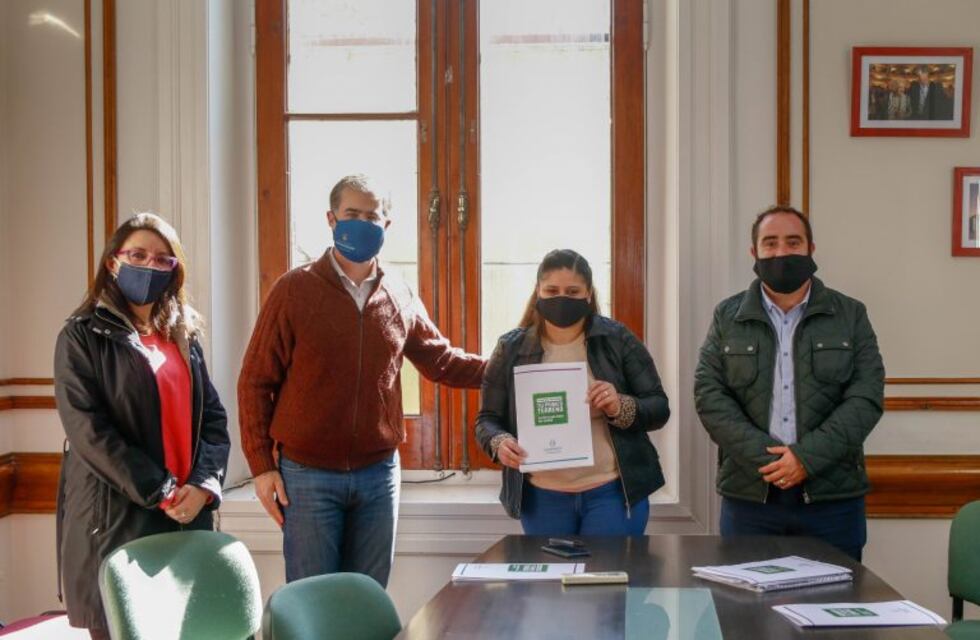 "Tu Primer Terreno" el ejecutivo firmó los primeros convenios