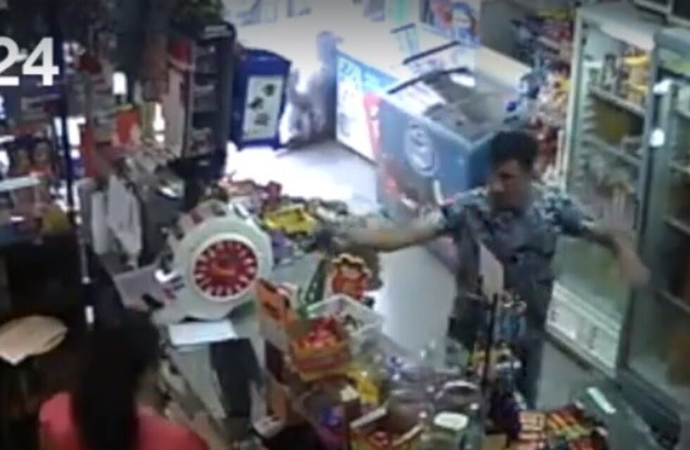 Filmaron un violento asalto a un kiosco a plena luz del día