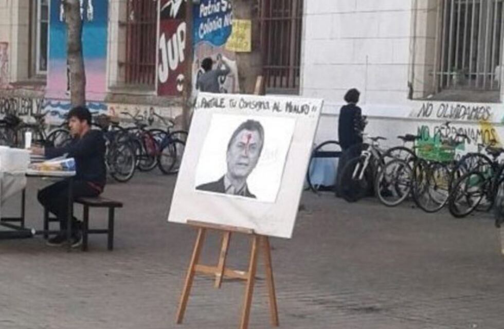 ¿Consigna desmedida? Colocaron foto de Macri con un disparo en la cabeza en el patio de una facultad