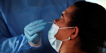 PA5001\u002ECIUDAD DE PANAMÁ (PANAMÁ) 21/8/2020\u002E Una mujer se realiza una prueba de hisopado para detectar COVID-19 en Ciudad de Panamá\u002E Panamá alcanzó este jueves los 83\u002E855 contagios confirmados y 1\u002E844 muertes por la COVID-19, informaron las autoridades, que se comprometieron a pagar pronto los salarios adeudados a médicos y personal sanitario que combaten la pandemia\u002E EFE/Bienvenido Velasco