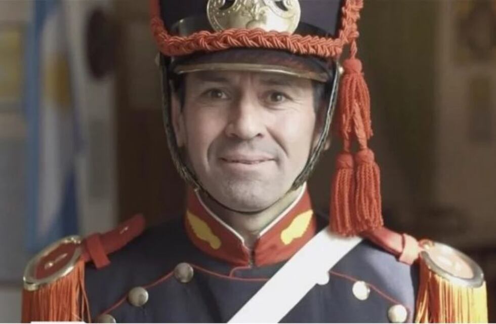 Conocé al granadero mendocino que custodia la casa de San Martín en Francia