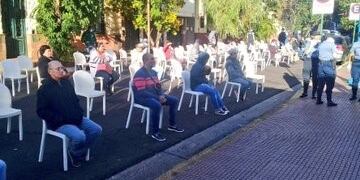 Espera en Posadas para el cobro en los cajeros y entidades bancarias, con sillas cómodas y separación sanitaria adecuada\u002E (Misiones Online)