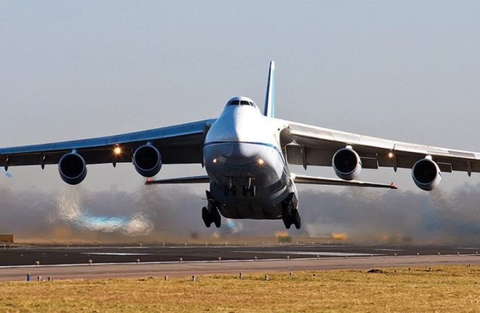 Videazos: así aterrizó en Córdoba el avión Antonov 124, el segundo más grande del mundo