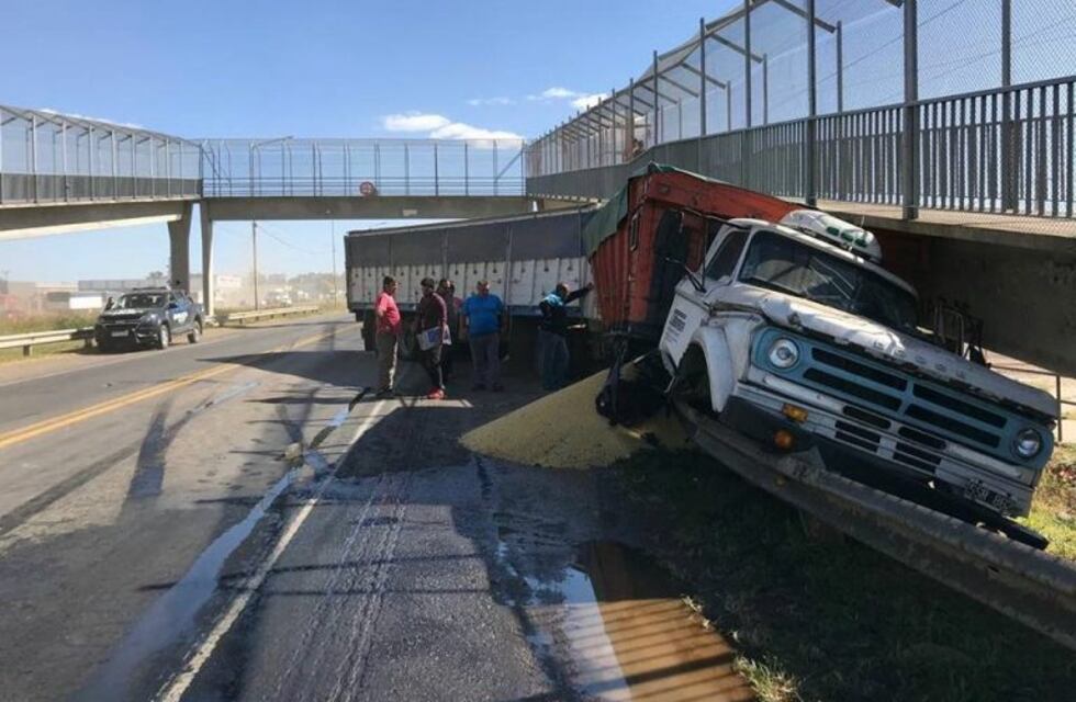 Un camión descarriló debajo de un puente peatonal y complicó el tránsito en la ruta 33