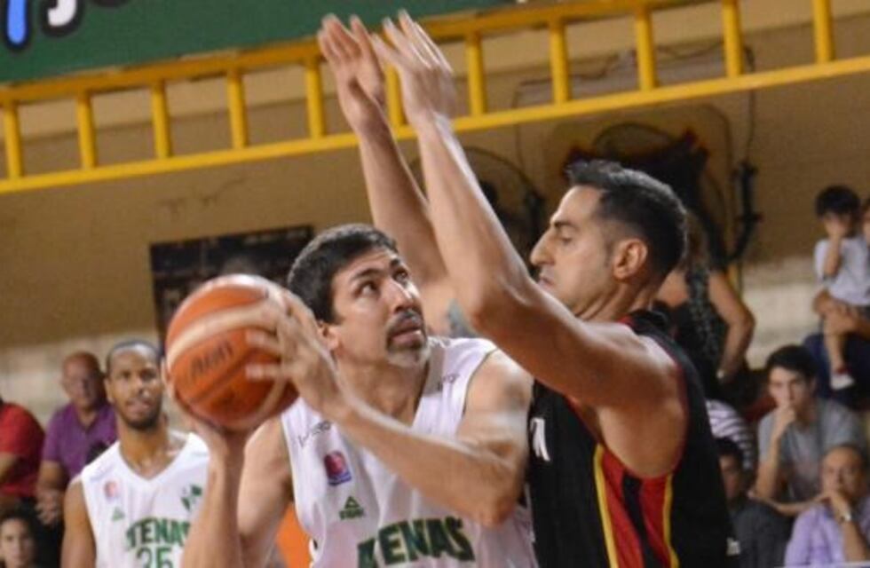 Atenas le hizo frente al líder, pero no lo pudo bajar