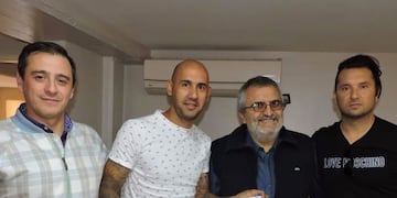 Juan Mercier firmó el contrato que lo liga por un año a Atlético y posó con la camiseta junto a los dirigentes\u002E