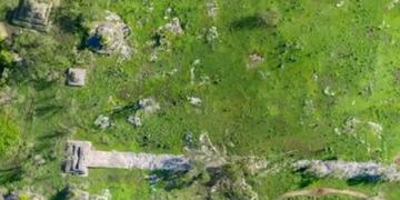 La carretera maya, de 8 metros de ancho\u002E (Universidad de Miami)