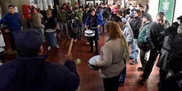 Este miu00e9rcoles, protesta en el hall del Palacio. Este jueves, el cuerpo de delegados vuelve a coparlo, pero no habru00eda asamblea.