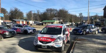 Plaza principal de la ciudad de Tolhuin, Tierra del Fuego, preparados para el Primer Prime clasificatorio de Rally