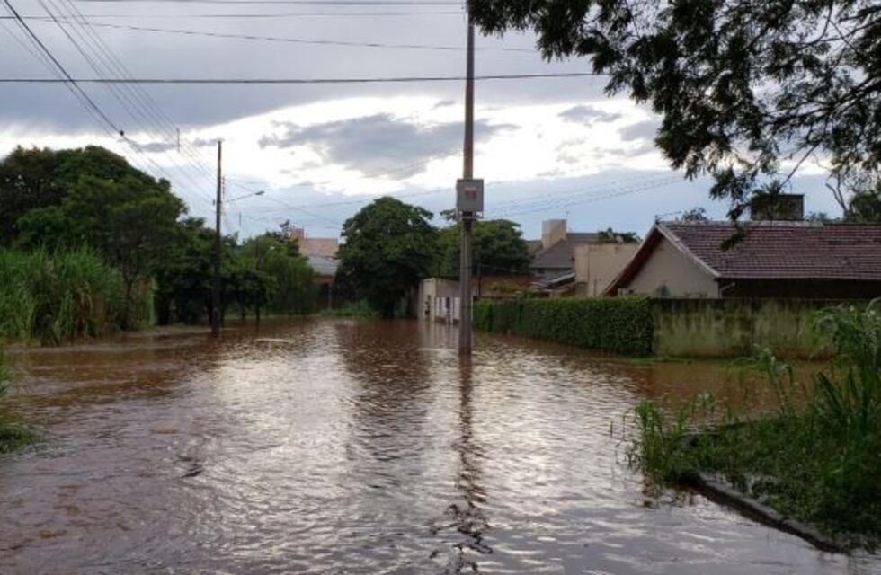 Tormentas, inundaciones y destrozos en distintos barrios de Iguazú