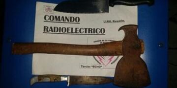 Amenazu00f3 a los vecinos y se resistiu00f3 al arresto du00e1ndole hachazos a los policu00edas