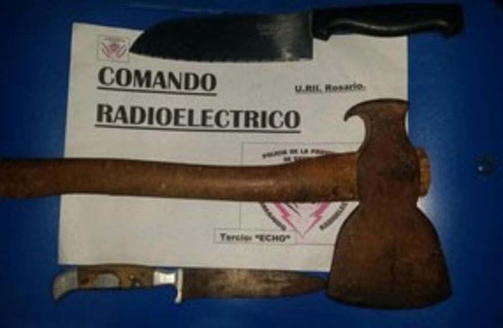 Para evitar su arresto le propinó hachazos a los policías