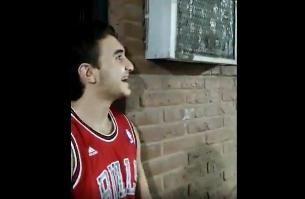 Tucumán: vecinos cantan el "Feliz Cumpleaños" a un joven en cuarentena